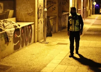 Οι «αόρατοι» άνθρωποι της Θεσσαλονίκης: Αρχισε η καταγραφή των αστέγων, συγκινητική η προσφορά των ντελιβεράδων