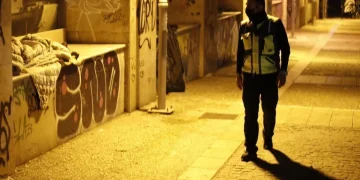 Οι «αόρατοι» άνθρωποι της Θεσσαλονίκης: Αρχισε η καταγραφή των αστέγων, συγκινητική η προσφορά των ντελιβεράδων
