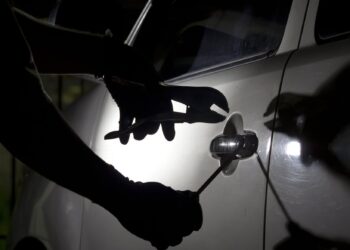 Θεσσαλονίκη: Τέσσερις νεαροί διέρρηξαν 29 οχήματα σε ένα βράδυ