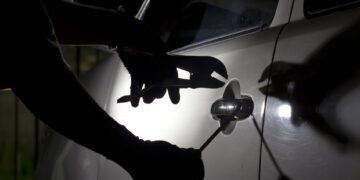 Θεσσαλονίκη: Τέσσερις νεαροί διέρρηξαν 29 οχήματα σε ένα βράδυ
