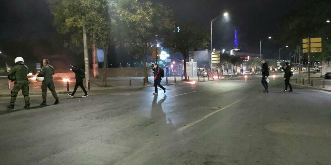 Θεσσαλονίκη: Ένταση και μολότοφ μετά την πορεία για το Πολυτεχνείο