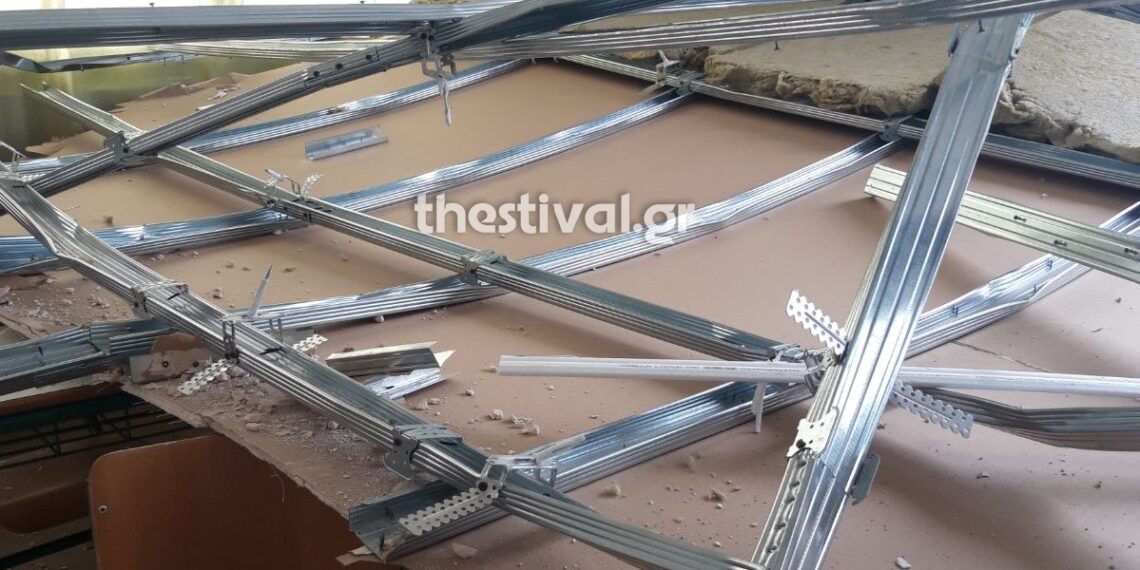 Θεσσαλονίκη: Κατέρρευσε όλη η ψευδοροφή σε σχολική αίθουσα – Από θαύμα γλίτωσαν οι μαθητές (Βίντεο)