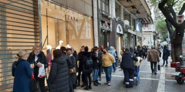 Θεσσαλονίκη: “Ουρές” από νωρίς το πρωί σε πολυκαταστήματα για την Black Friday (Εικόνες & βίντεο)