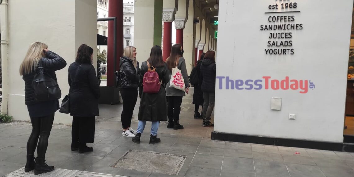 Θεσσαλονίκη: Ουρές για ένα καφέ παρά την απεργία στην εστίαση (εικόνες)