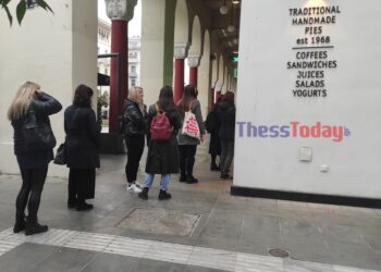 Θεσσαλονίκη: Ουρές για ένα καφέ παρά την απεργία στην εστίαση (εικόνες)