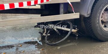 Τραγωδία στη Θεσσαλονίκη: Νεκρή ποδηλάτισσα που παρασύρθηκε από φορτηγό (Βίντεο)
