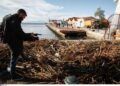 Θεσσαλονίκη: Ο Θερμαϊκός ξέβρασε μεγάλο όγκο από σκουπίδια στην παραλία