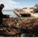 Θεσσαλονίκη: Ο Θερμαϊκός ξέβρασε μεγάλο όγκο από σκουπίδια στην παραλία