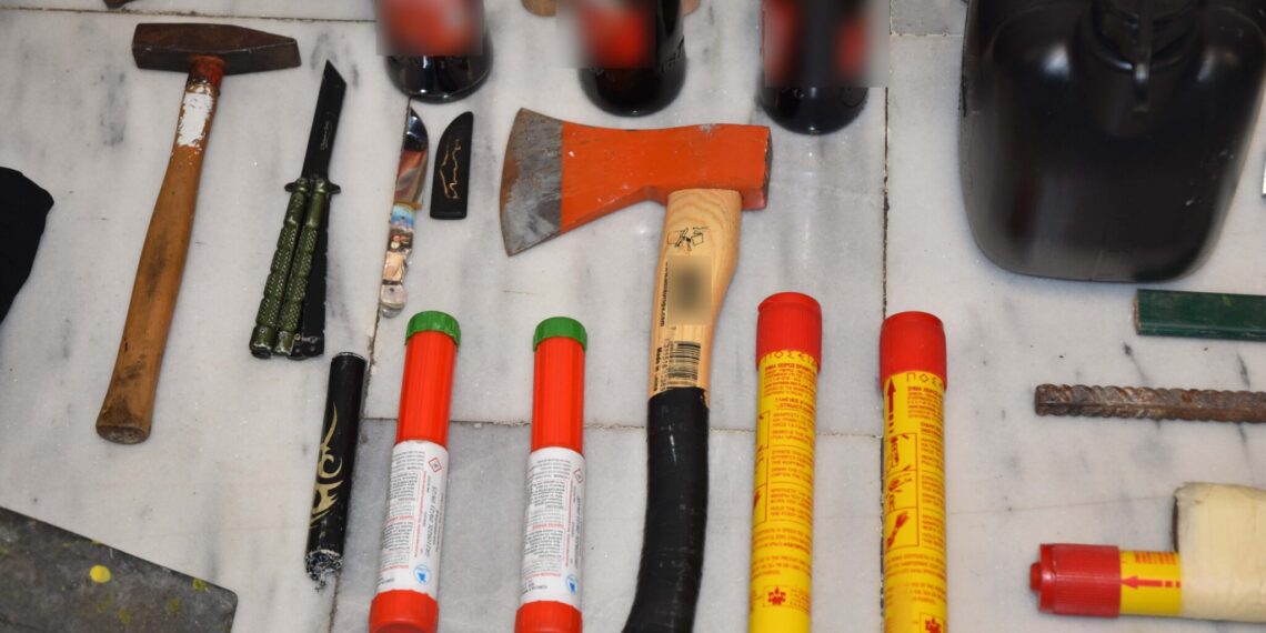 Εύοσμος:  Μολότοφ, μαχαίρια και τσεκούρια σε συνδέσμους φιλάθλων ομάδων (Εικόνες)