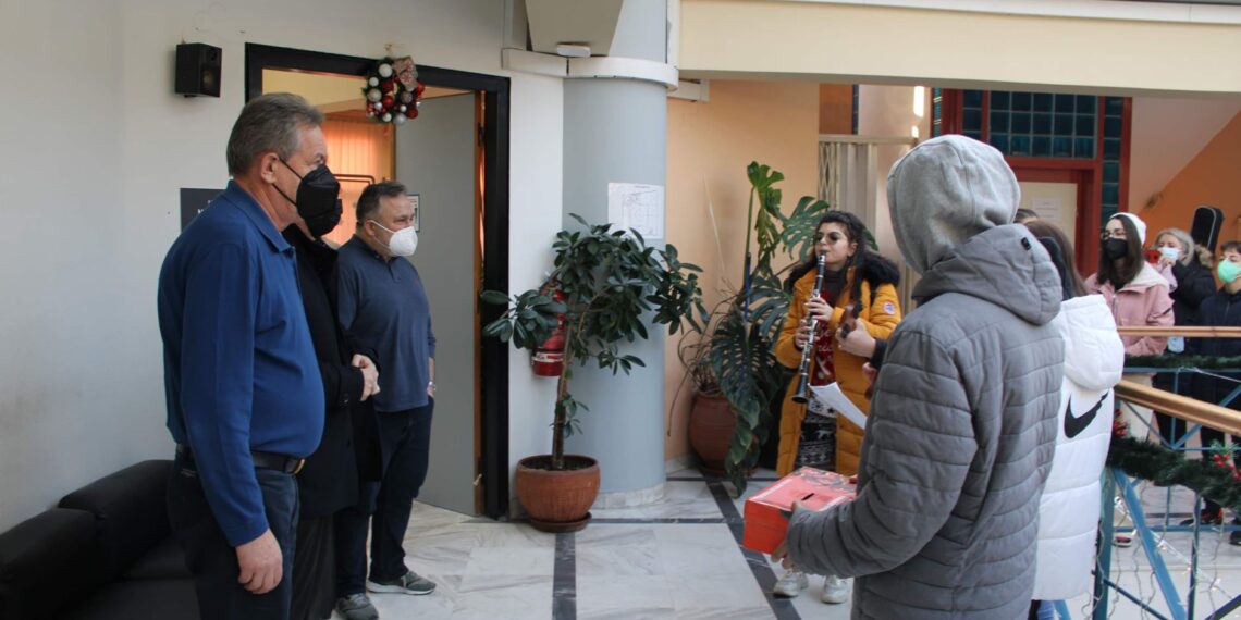 Χριστουγεννιάτικα κάλαντα «πλημμύρισαν» το Δημαρχείο Κορδελιού-Ευόσμου