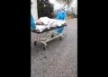 Θεσσαλονίκη: Βίντεο-σοκ, ασθενείς με πνευμονία και πυρετό μεταφέρονται μες στη βροχή