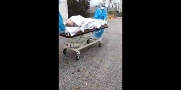 Θεσσαλονίκη: Βίντεο-σοκ, ασθενείς με πνευμονία και πυρετό μεταφέρονται μες στη βροχή