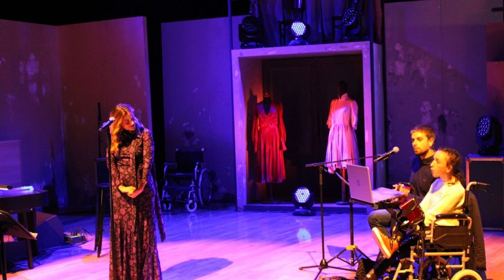 Θεσσαλονίκη: Συγκίνηση και μοναδικές μελωδίες στη συναυλία της τετραπληγικής μουσικού Αλεξάνδρας Κερλίδου και της Νατάσσας Μποφίλιου