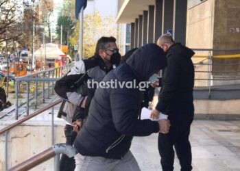 Στο Δικαστικό Μέγαρο Θεσσαλονίκης ο καθ’ ομολογίαν δολοφόνος της εν διαστάσει συζύγου του