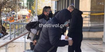 Στο Δικαστικό Μέγαρο Θεσσαλονίκης ο καθ’ ομολογίαν δολοφόνος της εν διαστάσει συζύγου του