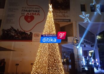 Αναψε το χριστουγεννιάτικο δέντρο στην πλατεία Ευόσμου (Εικόνες & βίντεο)