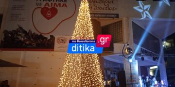 Αναψε το χριστουγεννιάτικο δέντρο στην πλατεία Ευόσμου (Εικόνες & βίντεο)