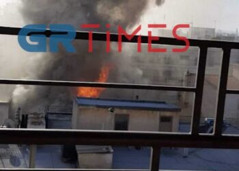 Κορδελιο: Η στιγμή που φωτιά τυλίγει σπίτι και ένα σύννεφο καπνού σκεπάζει την περιοχή