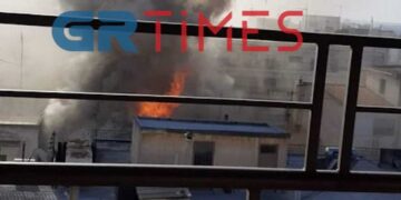Κορδελιο: Η στιγμή που φωτιά τυλίγει σπίτι και ένα σύννεφο καπνού σκεπάζει την περιοχή