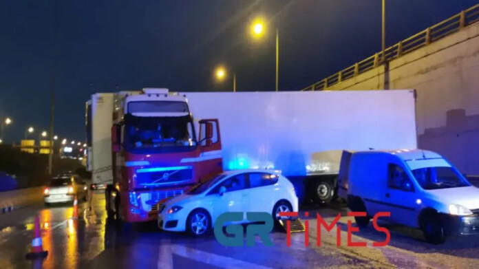 Θεσσαλονίκη: Δύο νταλίκες συγκρούστηκαν στο Δερβένι (βίντεο)