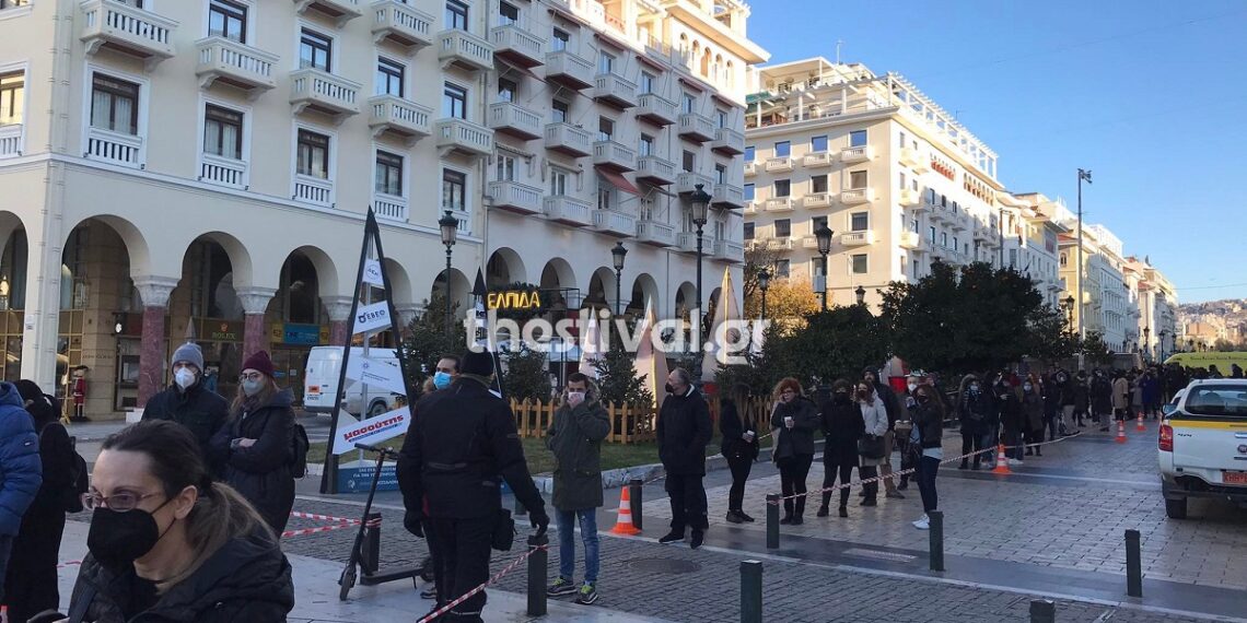 Θεσσαλονίκη: Μεγάλες ουρές στις κινητές μονάδες εμβολιασμού στην πλ. Αριστοτέλους