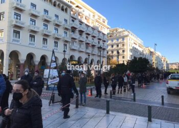 Θεσσαλονίκη: Μεγάλες ουρές στις κινητές μονάδες εμβολιασμού στην πλ. Αριστοτέλους