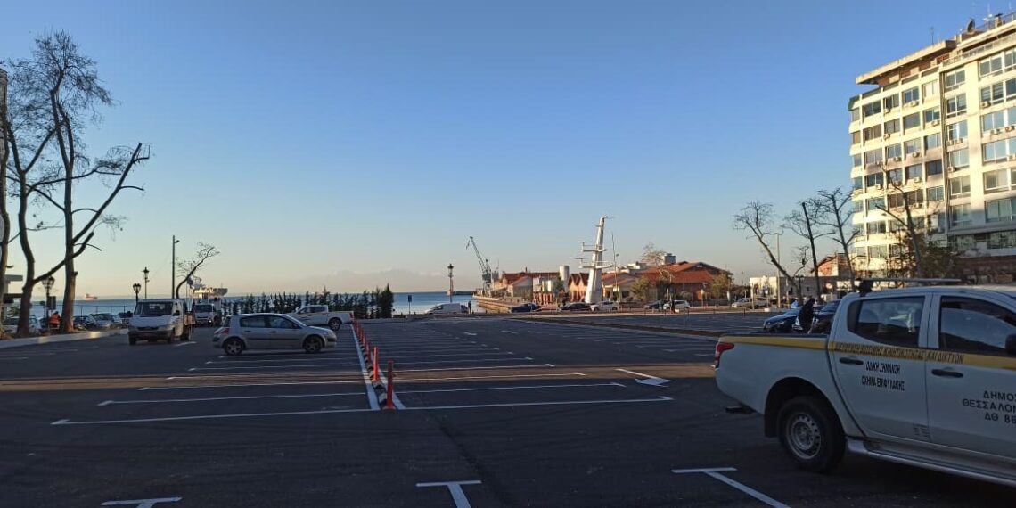 Θεσσαλονίκη – Γραφικότητα: Διαμαρτυρία για το parking στην πλατεία Ελευθερίας