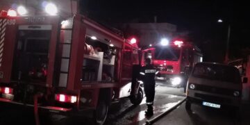 Tροχαίο στον Εύοσμο – Επιχείρηση απεγκλωβισμού του οδηγού από την Πυροσβεστική