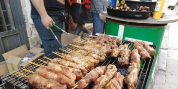 Με μουσική, γλέντι και ψησταριές στο δρόμο αποχαιρετούν το 2021 οι Θεσσαλονικείς (video)