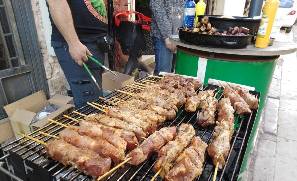 Με μουσική, γλέντι και ψησταριές στο δρόμο αποχαιρετούν το 2021 οι Θεσσαλονικείς (video)