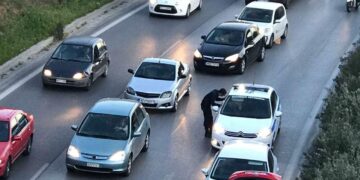 Θεσσαλονίκη: Αυτοκίνητο “καρφώθηκε” σε κολόνα – Ενας τραυματίας