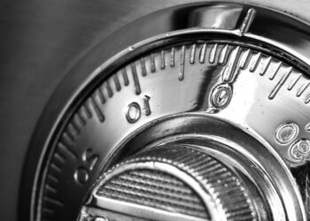 Θεσσαλονίκη: “Σήκωσαν” το χρηματοκιβώτιο από τον Ι.Ν. Ευκαρπίας – 9.000 ευρώ η λεία τους από κλοπές