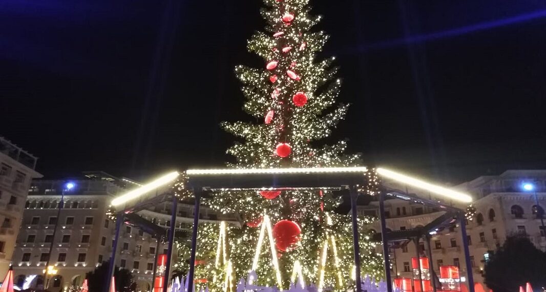 Φωταγωγήθηκε το χριστουγεννιάτικο δέντρο στην Αριστοτέλους – Μαγεύει η στολισμένη πλατεία (φωτο & video)