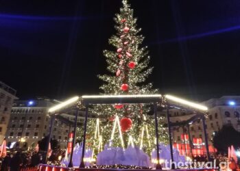Φωταγωγήθηκε το χριστουγεννιάτικο δέντρο στην Αριστοτέλους – Μαγεύει η στολισμένη πλατεία (φωτο & video)