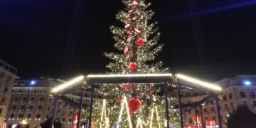 Φωταγωγήθηκε το χριστουγεννιάτικο δέντρο στην Αριστοτέλους – Μαγεύει η στολισμένη πλατεία (φωτο & video)
