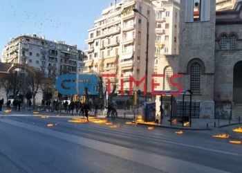 Θεσσαλονίκη: Διαδηλωτής πετάει μολότοφ και πέφτει στις φλόγες (Βίντεο)