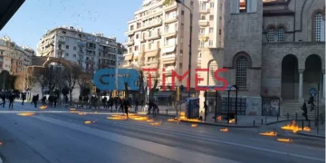 Θεσσαλονίκη: Διαδηλωτής πετάει μολότοφ και πέφτει στις φλόγες (Βίντεο)