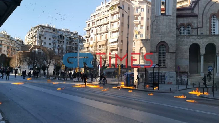 Θεσσαλονίκη: Διαδηλωτής πετάει μολότοφ και πέφτει στις φλόγες (Βίντεο)
