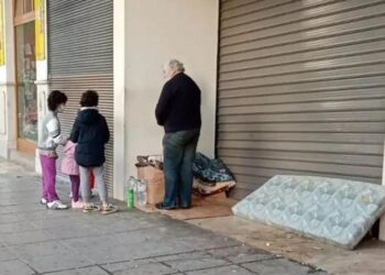 Συγκίνηση: Άστεγος δίνει κέρματα σε παιδάκια που του είπαν τα κάλαντα
