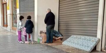 Συγκίνηση: Άστεγος δίνει κέρματα σε παιδάκια που του είπαν τα κάλαντα