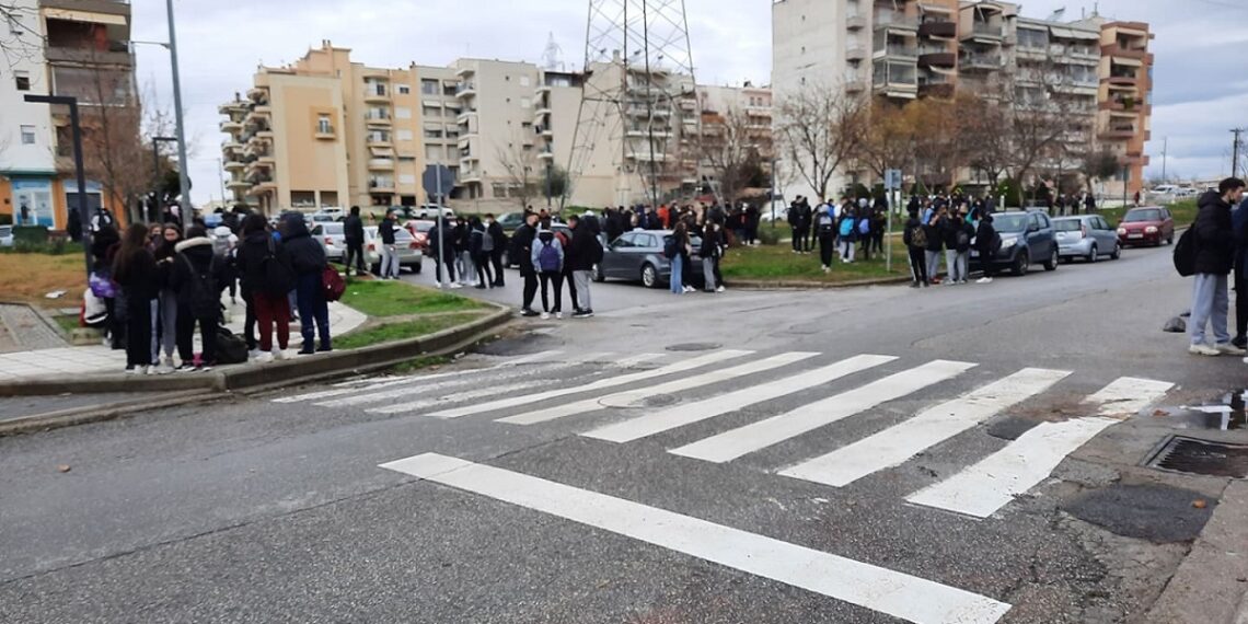 Θεσσαλονίκη: Αποχή μαθητών στο 1ο ΓΕΛ Ευόσμου – Διαμαρτυρία για ελλιπή μέτρα (Εικόνες)