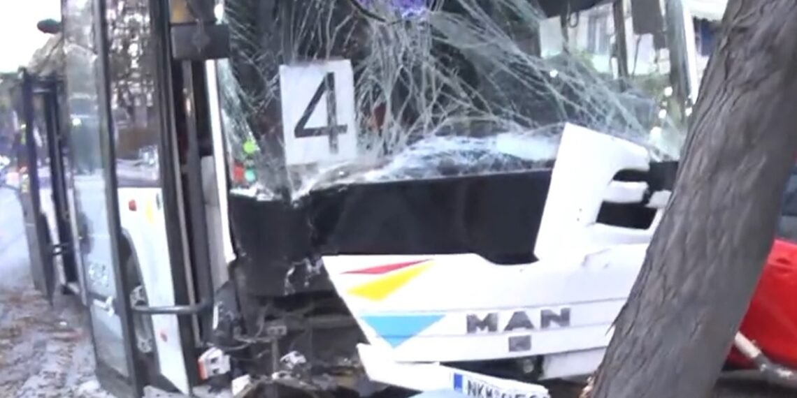 ΠΡΙΝ ΛΙΓΟ στη Θεσσαλονίκη: Τρελή πορεία λεωφορείου του ΟΑΣΘ – Συγκρούστηκε με ταξί, ένας τραυματίας