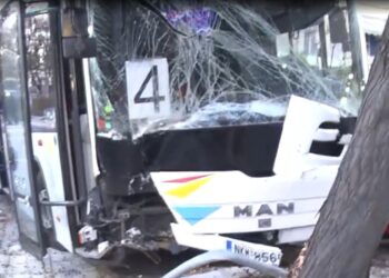 ΠΡΙΝ ΛΙΓΟ στη Θεσσαλονίκη: Τρελή πορεία λεωφορείου του ΟΑΣΘ – Συγκρούστηκε με ταξί, ένας τραυματίας