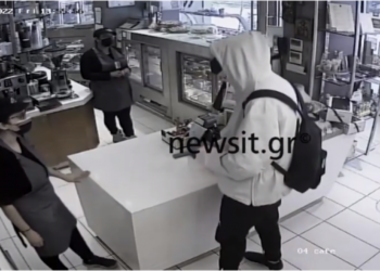 Θεσσαλονίκη: Η στιγμή που ληστής απειλεί με όπλο 2 εργαζόμενες σε κατάστημα (Βίντεο)