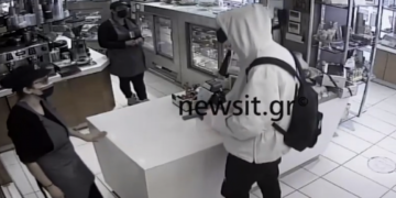 Θεσσαλονίκη: Η στιγμή που ληστής απειλεί με όπλο 2 εργαζόμενες σε κατάστημα (Βίντεο)