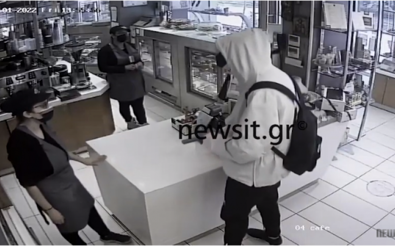 Θεσσαλονίκη: Η στιγμή που ληστής απειλεί με όπλο 2 εργαζόμενες σε κατάστημα (Βίντεο)