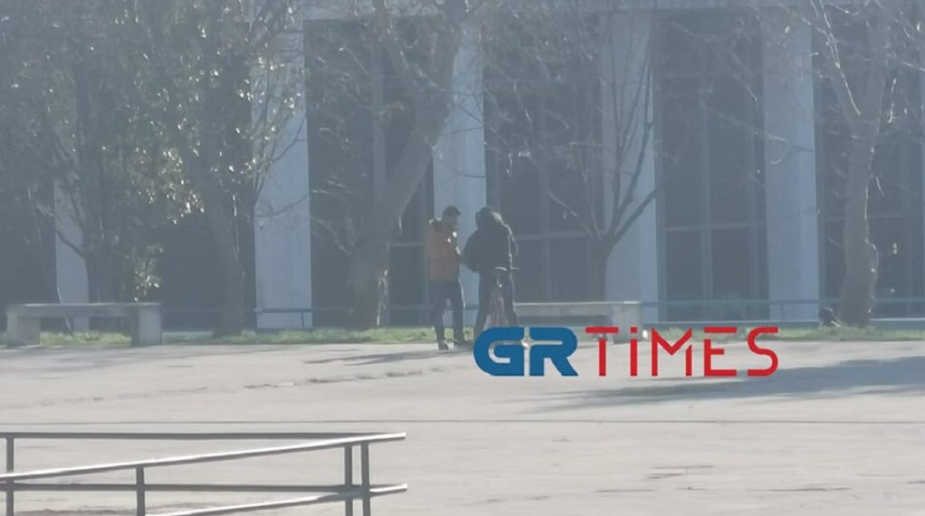 Διακίνηση ναρκωτικών μέρα μεσημέρι στο ΑΠΘ – Βίντεο ντοκουμέντο