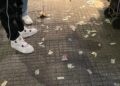 Θεσσαλονίκη: Έβγαλε από την τσέπη του χαρτονομίσματα, τα έσκισε και τα σκόρπισε στην Τσιμισκή
