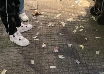 Θεσσαλονίκη: Έβγαλε από την τσέπη του χαρτονομίσματα, τα έσκισε και τα σκόρπισε στην Τσιμισκή