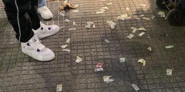 Θεσσαλονίκη: Έβγαλε από την τσέπη του χαρτονομίσματα, τα έσκισε και τα σκόρπισε στην Τσιμισκή